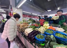 上海 ：菜价降了 市民“菜篮子”变轻了 ()